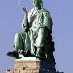 Statue-de-la-Liberte-Assise