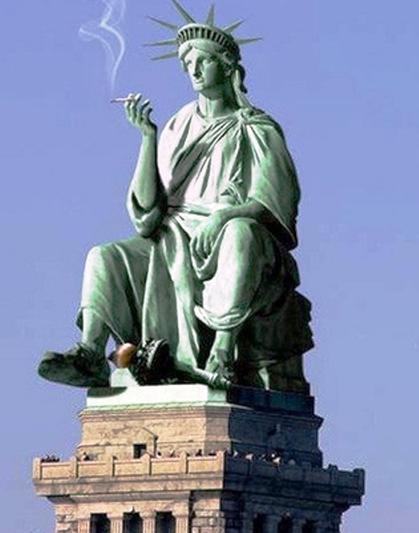 Statue-de-la-Liberte-Assise