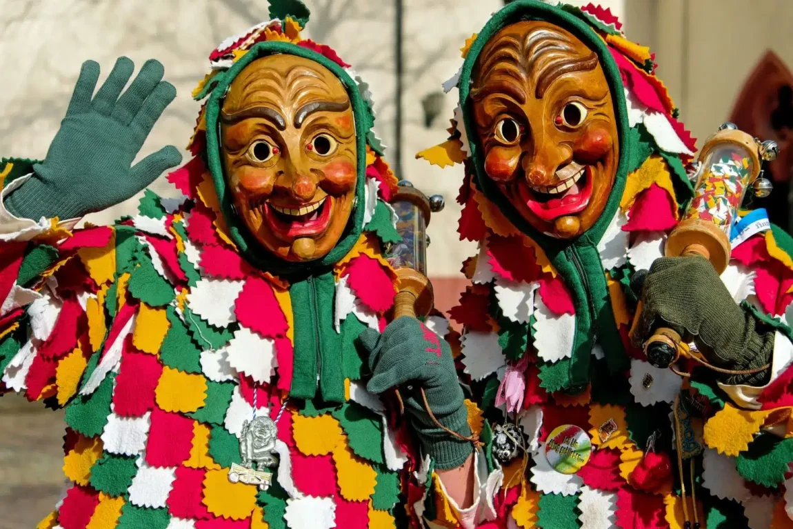 masques grotesques d'un carnaval